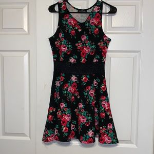 Only worn once summery elegant dress that is no longer needed in my closet